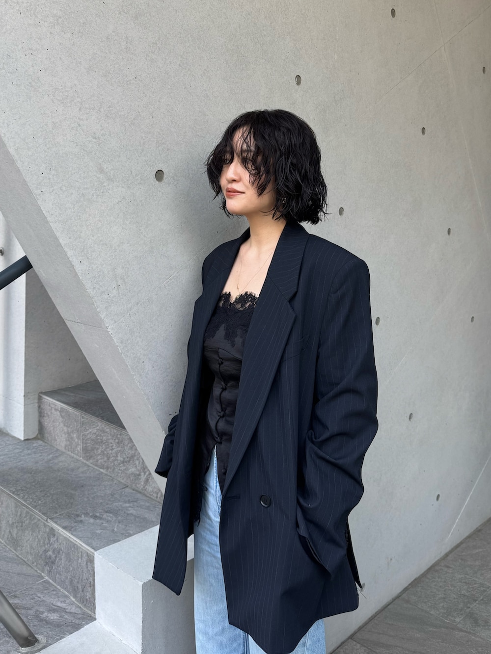 ブラック系のキャミソールを着用したレディースの春コーディネートの2枚目の写真