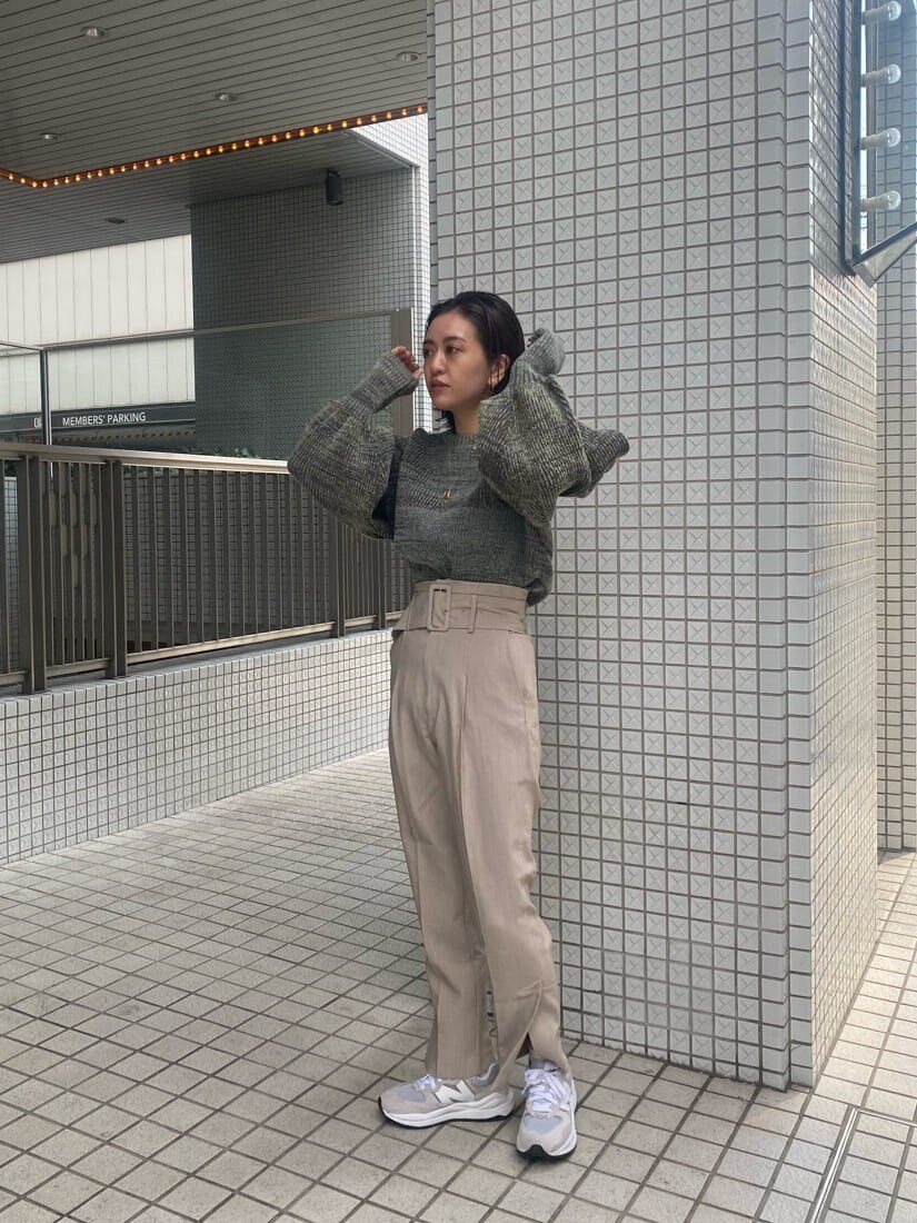 ホワイト系のスラックス、ブラウン系のニット/セーターを着用したレディースの冬コーディネートの4枚目の写真