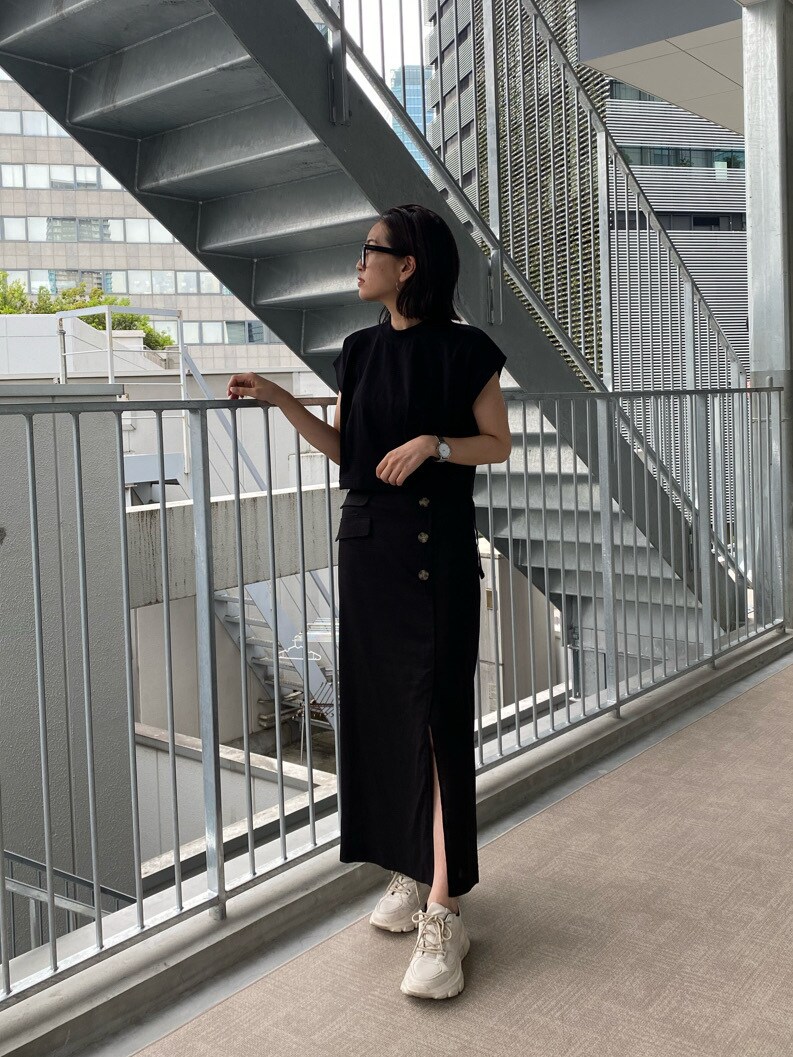 ブラック系のスカート、ブラック系のタンクトップを着用したレディースの夏コーディネートの6枚目の写真