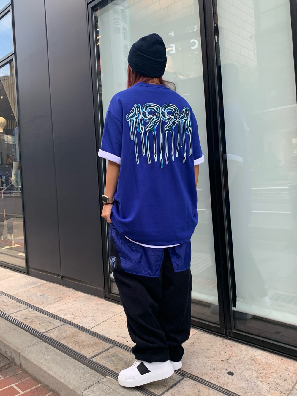 「ストリート、ニット帽、厚底シューズ、秋服まるっと大公開、秋コーデ、お出かけコーデ、スポーツミックス、アウトドアスタイル、シンプルコーデ、スウェット、休日スタイル、スニーカー、AXchanger、AXCatStreet、アルマーニエクスチェンジ」｜「ARMANI EXCHANGEの【A|X アルマーニ エクスチェンジ】バイカラーレースアップスニーカー（スニーカー、ホワイト系）」を使った、iam_kyokomaniさん（レディース・168cm）の秋コーディネートの2枚目の写真