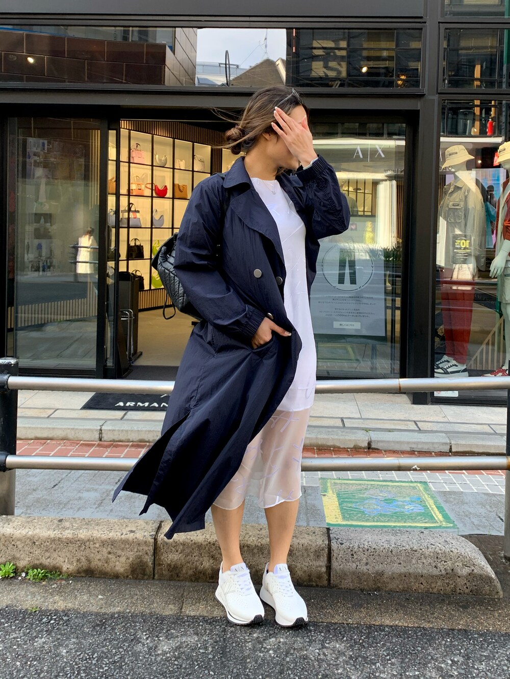「トレンチコート、ロングコート、休日スタイル、白スニーカー、春コーデ、お花見コーデ、着回しコーデ、オトナ女子、シアーワンピース、春服みてみて」｜「ARMANI EXCHANGEの【A|X アルマーニ エクスチェンジ】シアートレンチコート（トレンチコート、ブルー系）」を使った、iam_kyokomaniさん（レディース・168cm）の春コーディネートの2枚目の写真