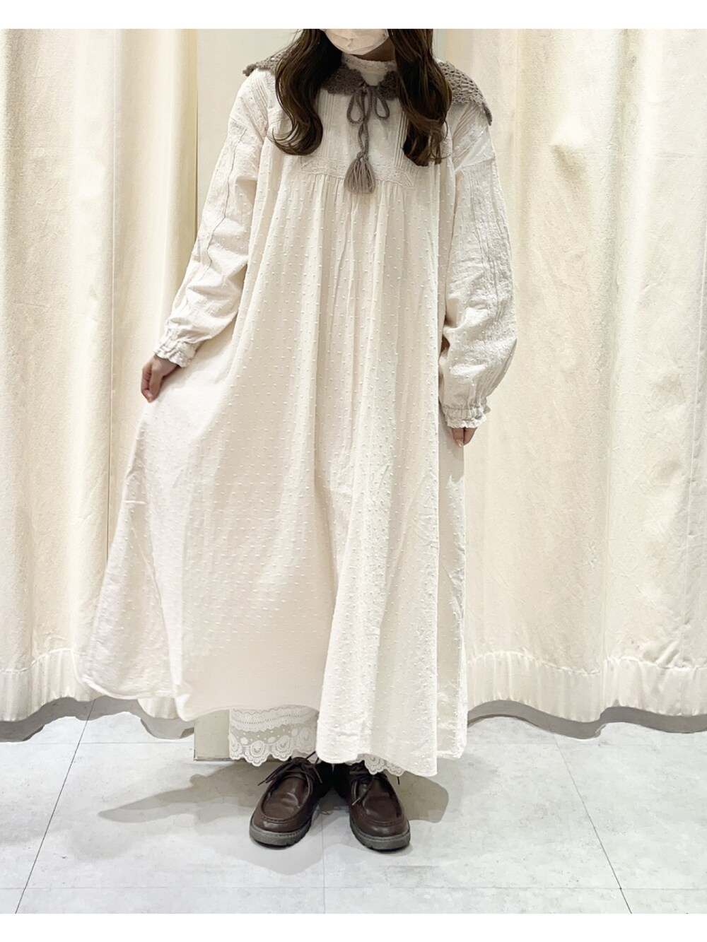 ホワイト系のワンピース、ホワイト系のその他パンツ、ブラウン系のドレスシューズを着用したレディースの秋コーディネートの2枚目の写真