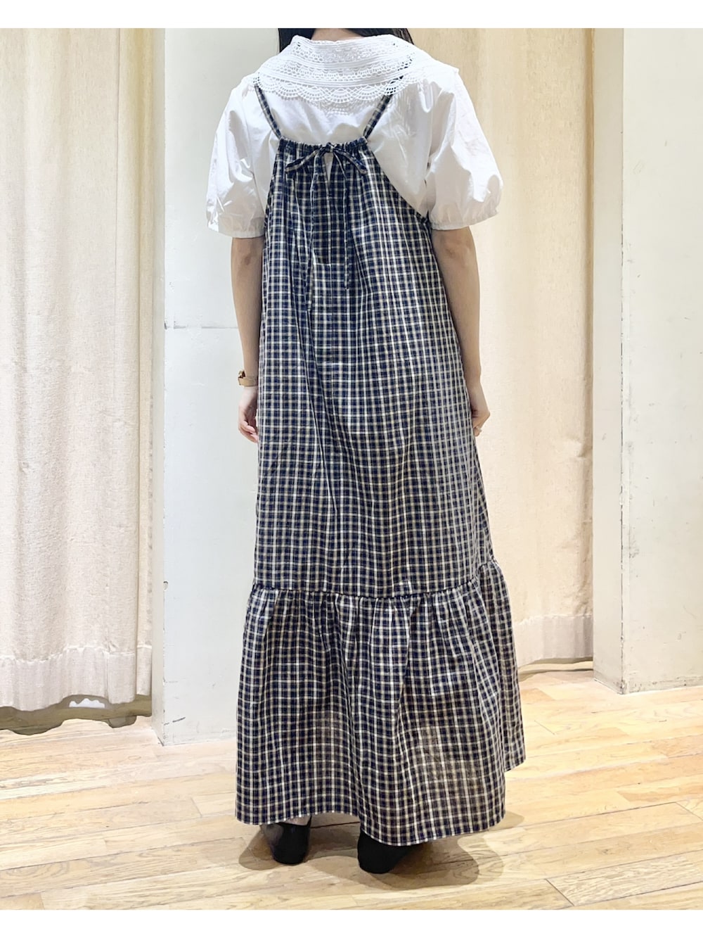 ホワイト系のシャツ/ブラウス、ブルー系のワンピース、ベージュ系のハンドバッグを着用したレディースの夏コーディネートの2枚目の写真