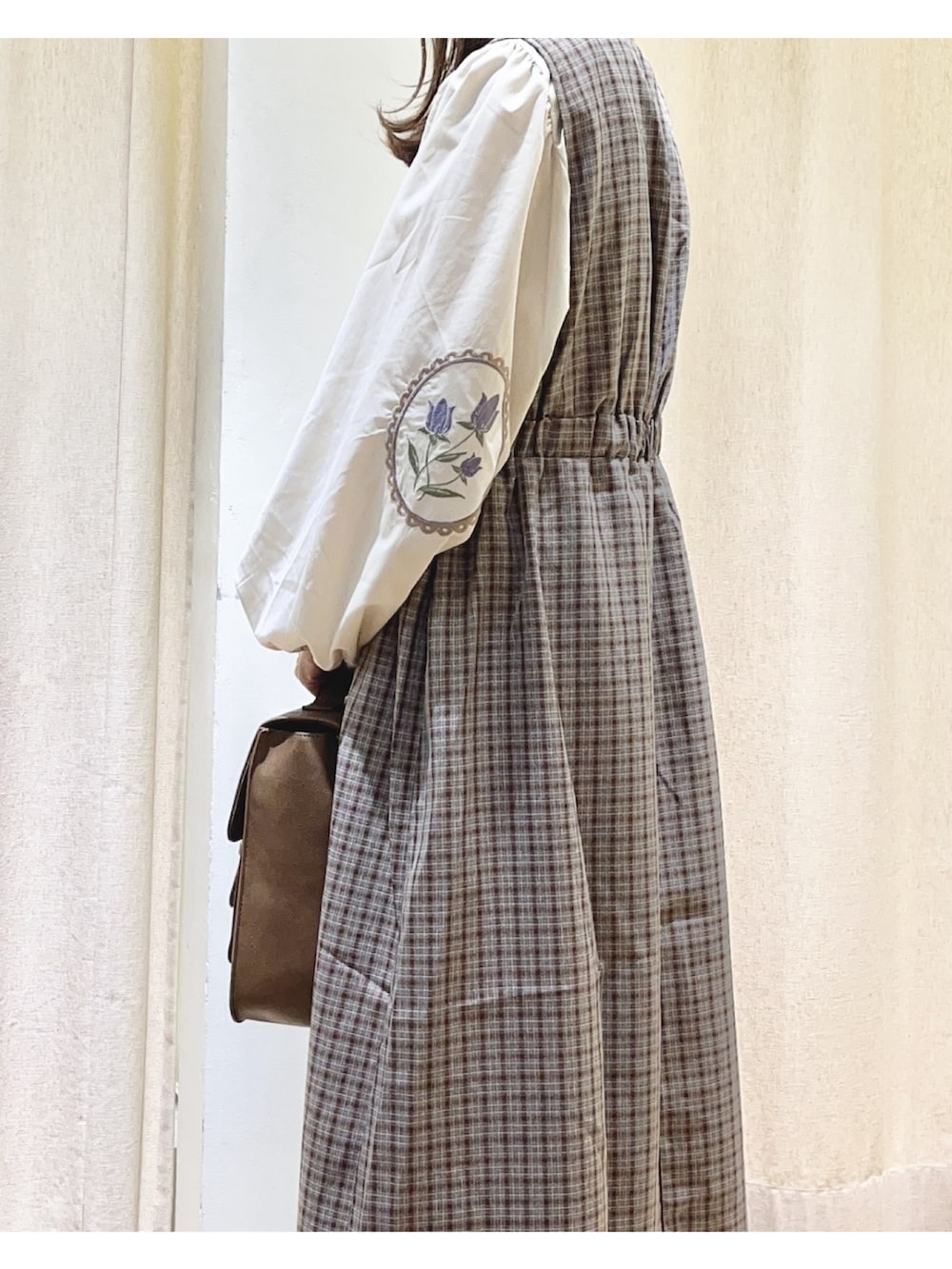 「袖ボリューム、ボリューム袖、ボリュームスリーブ、刺繍、刺繍ブラウス、ジャンパースカート、ジャンスカ、チェック、チェック柄、ガーリー、ガーリーコーデ、秋コーデ、秋のコーデ、秋、秋服」|「ehka sopoのアイテム(シャツ/ブラウス、ベージュ系)」を使った、ⓐさん(レディース・153cm)の秋コーディネートの2枚目の写真