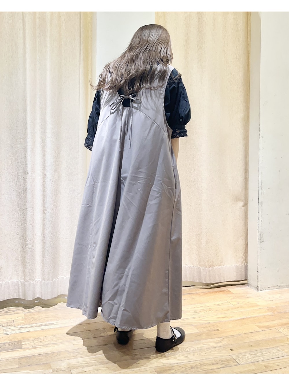 ブラック系のシャツ/ブラウス、グレー系のワンピース、ブラック系のハンドバッグを着用したレディースの夏コーディネートの2枚目の写真