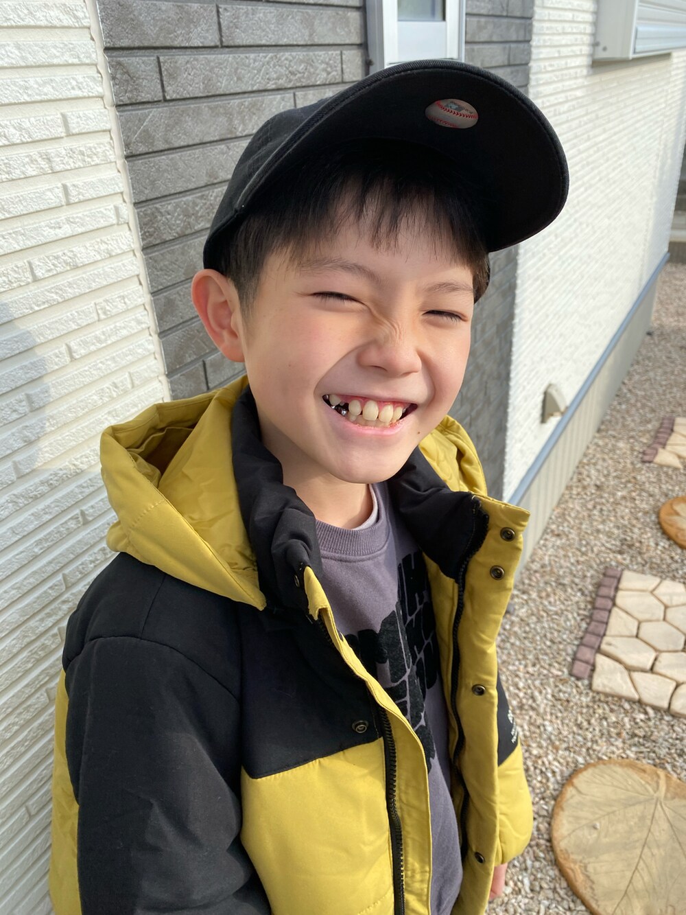 「冬コーデ、小学生、カジュアルコーデ、男の子、キッズコーデ、カジュアル、アウター、イエロー、グリーン、キャップ、スニーカー、ブラック、NIKE、ブランシェス、NEW ERA」｜「NEW ERAの【NEW ERA / ニューエラ】べーズボールNYロゴキャップ（キャップ、ブラック系）」を使った、yuko_hさん（キッズ・130cm）の冬コーディネートの2枚目の写真