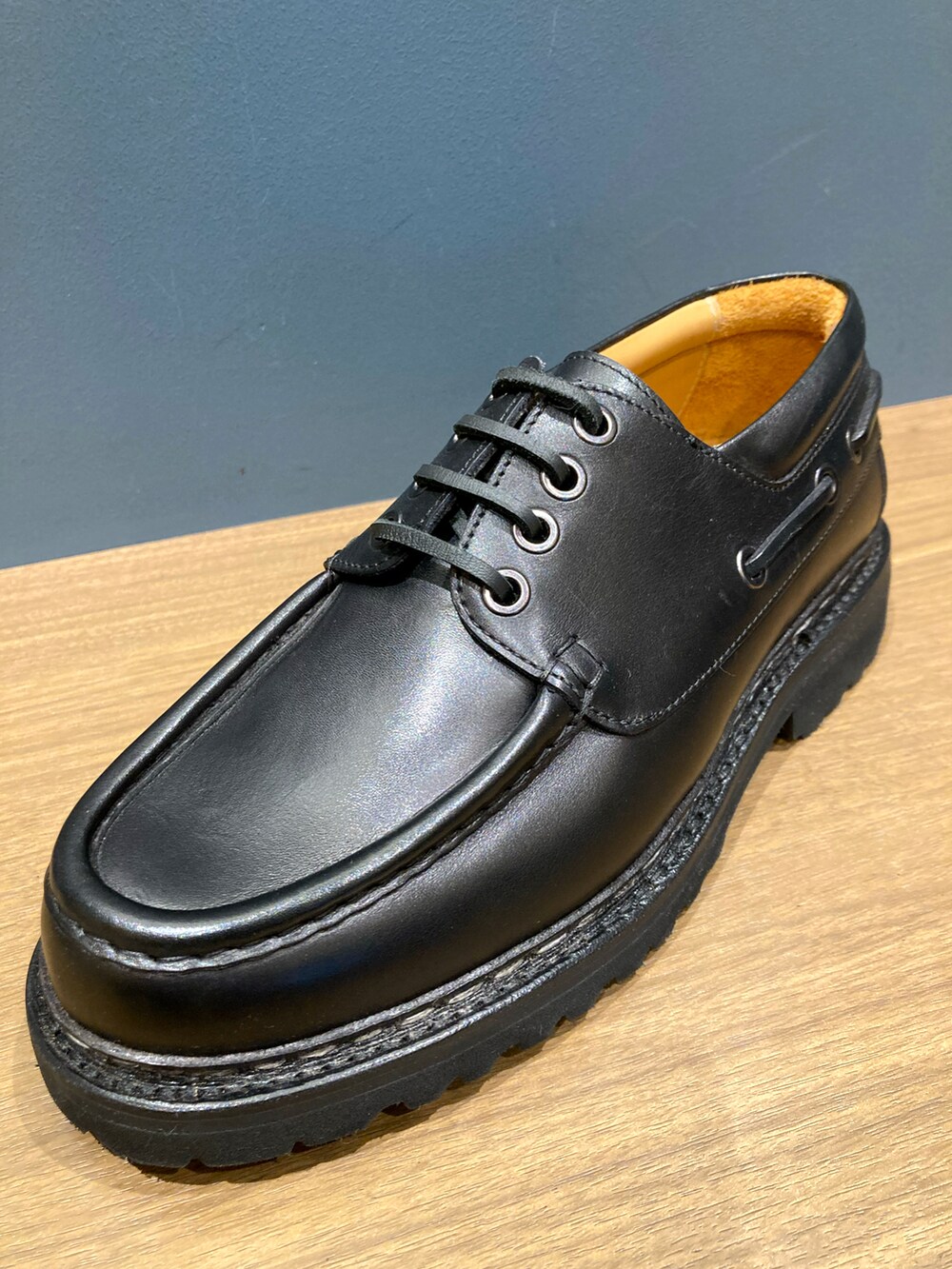 「デッキシューズ、ヴィブラムソール、厚底シューズ、軽量、ワイドパンツ」｜「Berwick1707のアイテム（シューズ、ブラック系）」を使った、平野さん（メンズ・167cm）の秋コーディネートの2枚目の写真