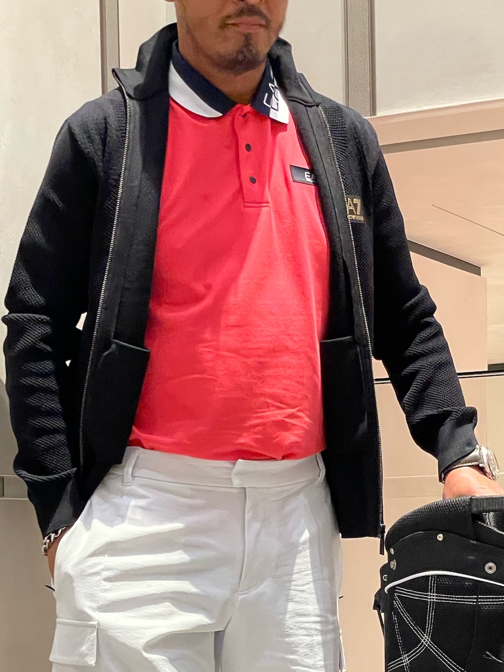 「EMPORIO ARMANI、EMPORIO ARMANI EA7、ゴルフ、ゴルフウェアメンズ、ゴルフ男子、ゴルフコーデ」｜「EMPORIO ARMANI EA7のアイテム（ポロシャツ、レッド系）」を使った、しんちゃんさん（メンズ・175cm）の春コーディネートの2枚目の写真