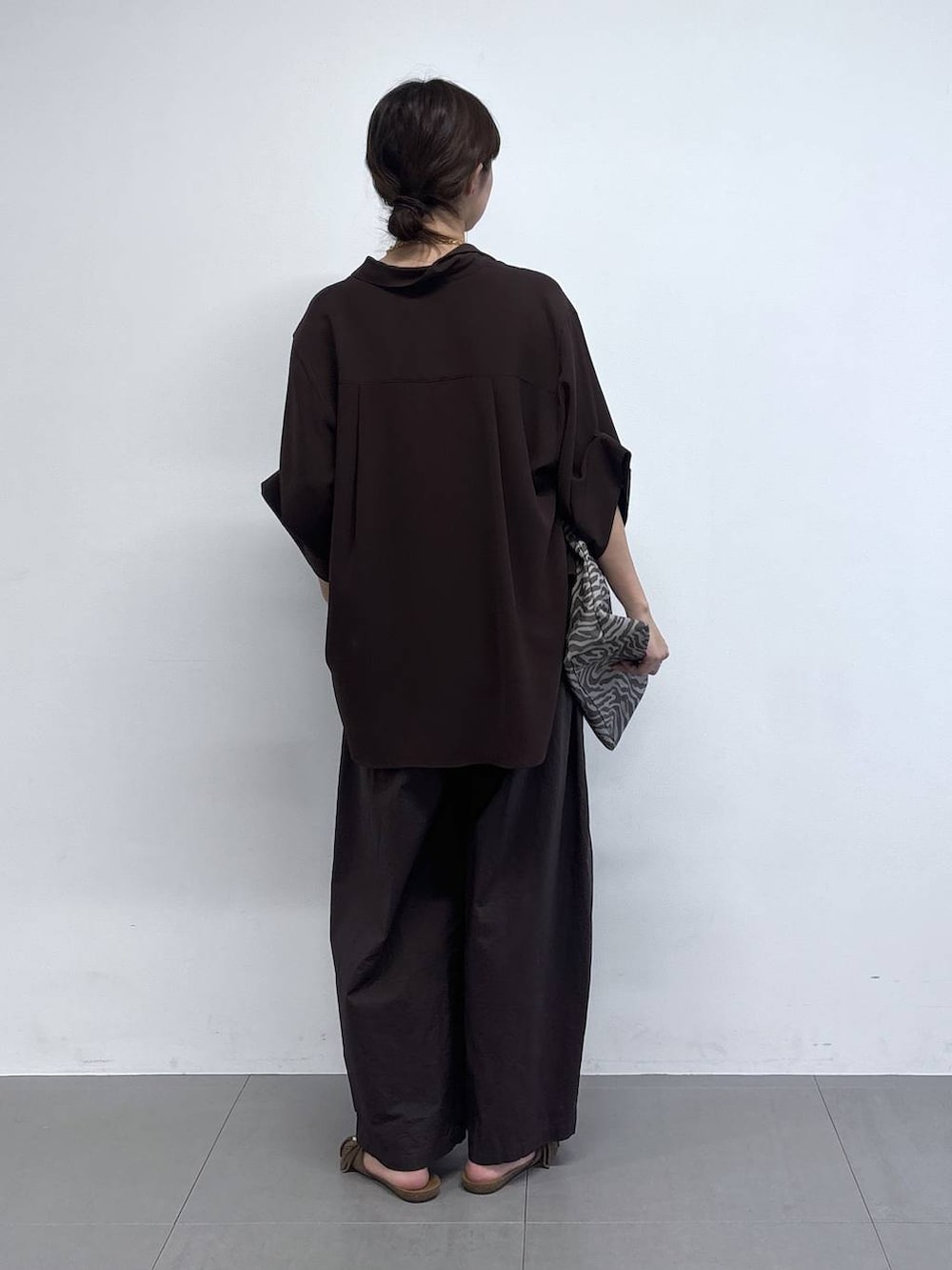 ブラウン系のその他パンツ、グレー系のトートバッグ、ブラウン系のサンダルを着用したレディースの春コーディネートの5枚目の写真