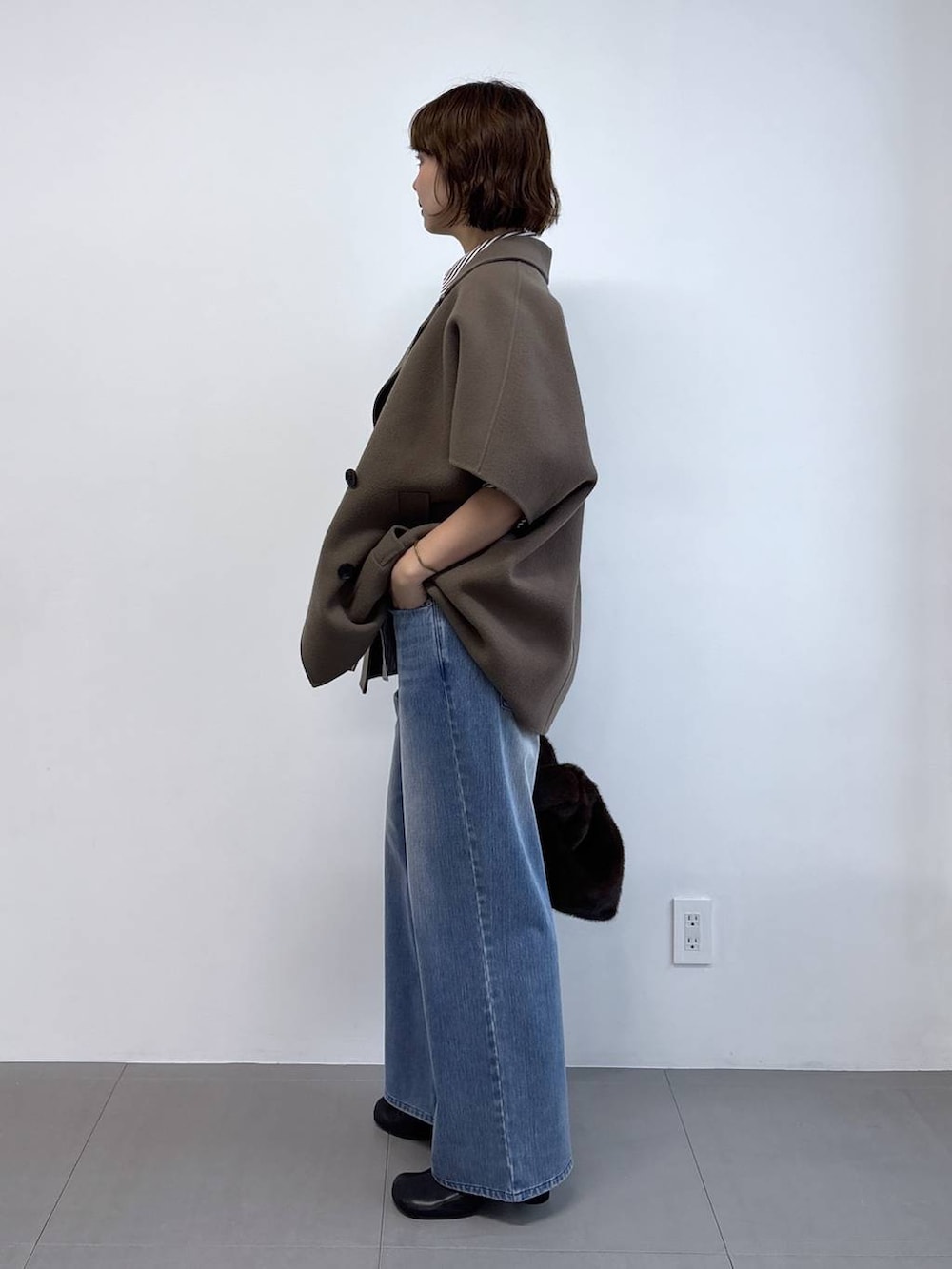 ベージュ系のシャツ/ブラウス、ベージュ系のその他アウター、ブルー系のデニムパンツを着用したレディースの秋コーディネートの2枚目の写真