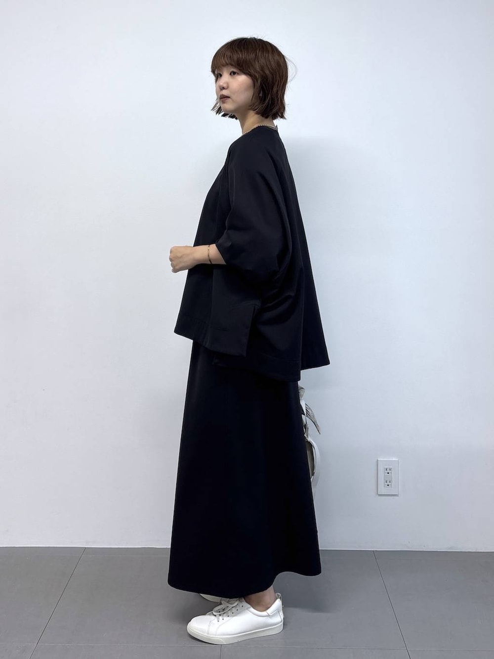 ホワイト系のTシャツ/カットソー、グレー系のトートバッグ、ブラック系のTシャツ/カットソーを着用したレディースの秋コーディネートの3枚目の写真