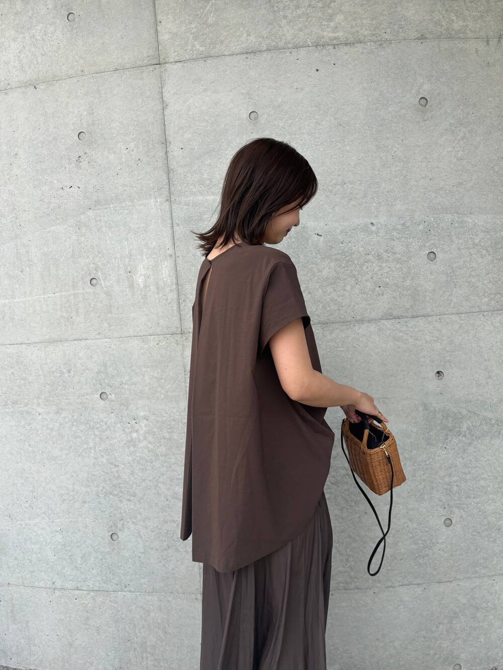 ブラック系のショルダーバッグ、ブラック系のサンダル、ブラウン系のスカートを着用したレディースの夏コーディネートの4枚目の写真