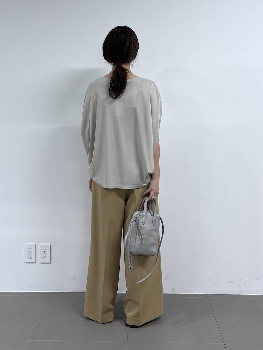 グレー系のTシャツ/カットソー、シルバー系のショルダーバッグ、イエロー系のその他パンツを着用したレディースの春コーディネートの5枚目の写真