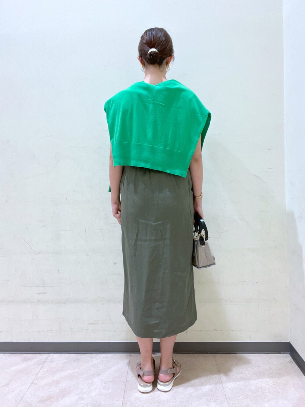 ゴールド系のサンダルを着用したレディースの夏コーディネートの2枚目の写真