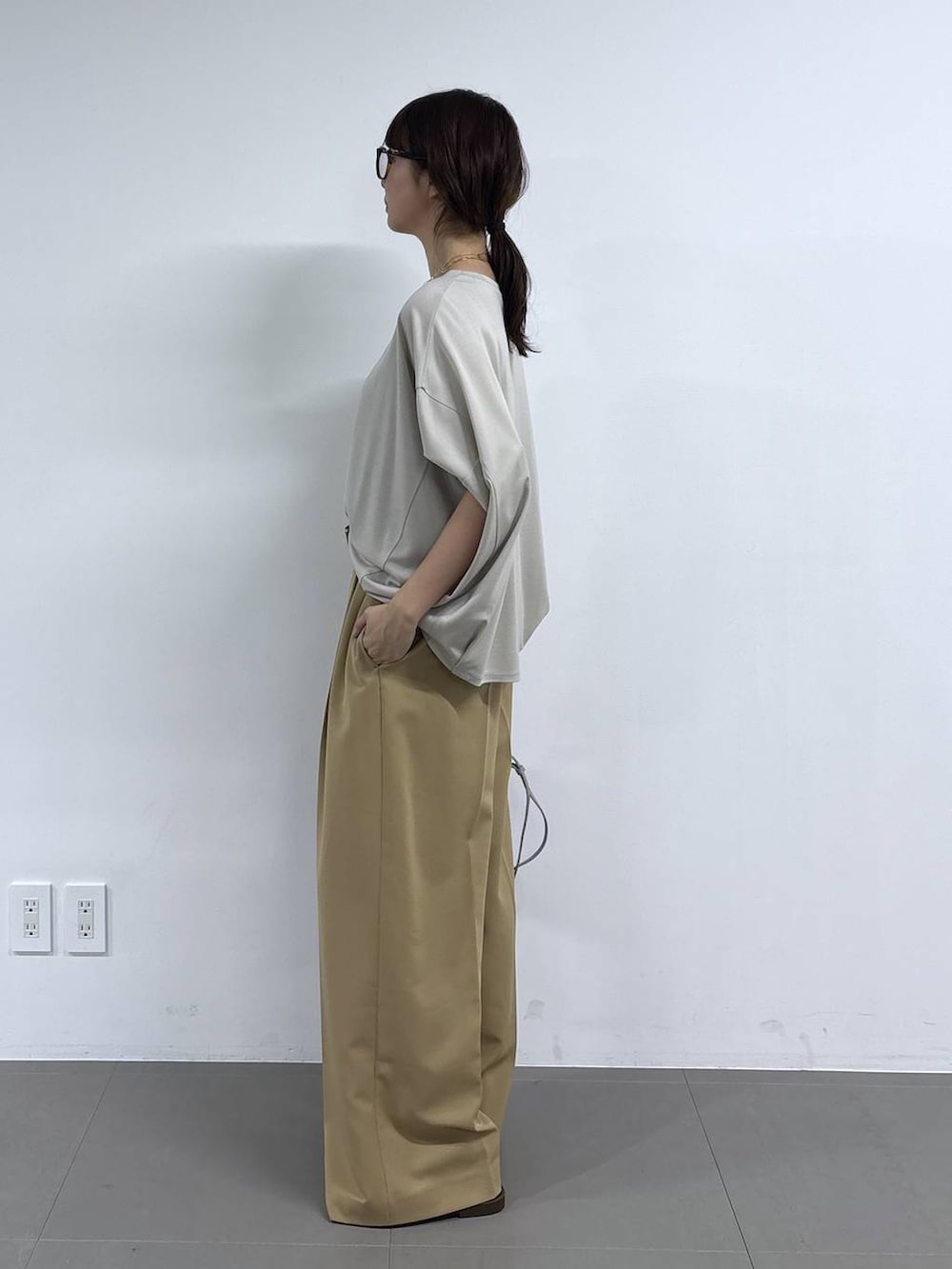 グレー系のTシャツ/カットソー、シルバー系のショルダーバッグ、イエロー系のその他パンツを着用したレディースの春コーディネートの4枚目の写真