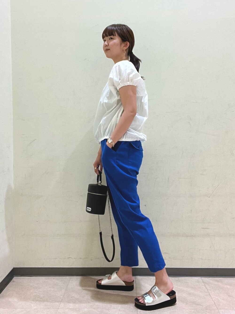 ホワイト系のTシャツ/カットソー、ブラック系のバッグ、ブルー系のその他パンツを着用したレディースの春コーディネートの2枚目の写真