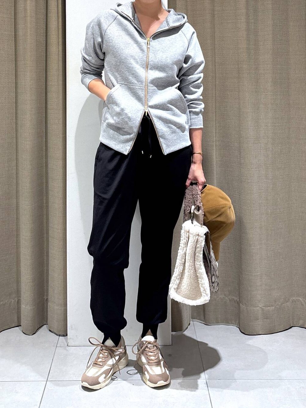 ホワイト系のトートバッグ、ブラック系のその他パンツ、ブラウン系のスニーカーを着用したレディースの秋コーディネートの4枚目の写真