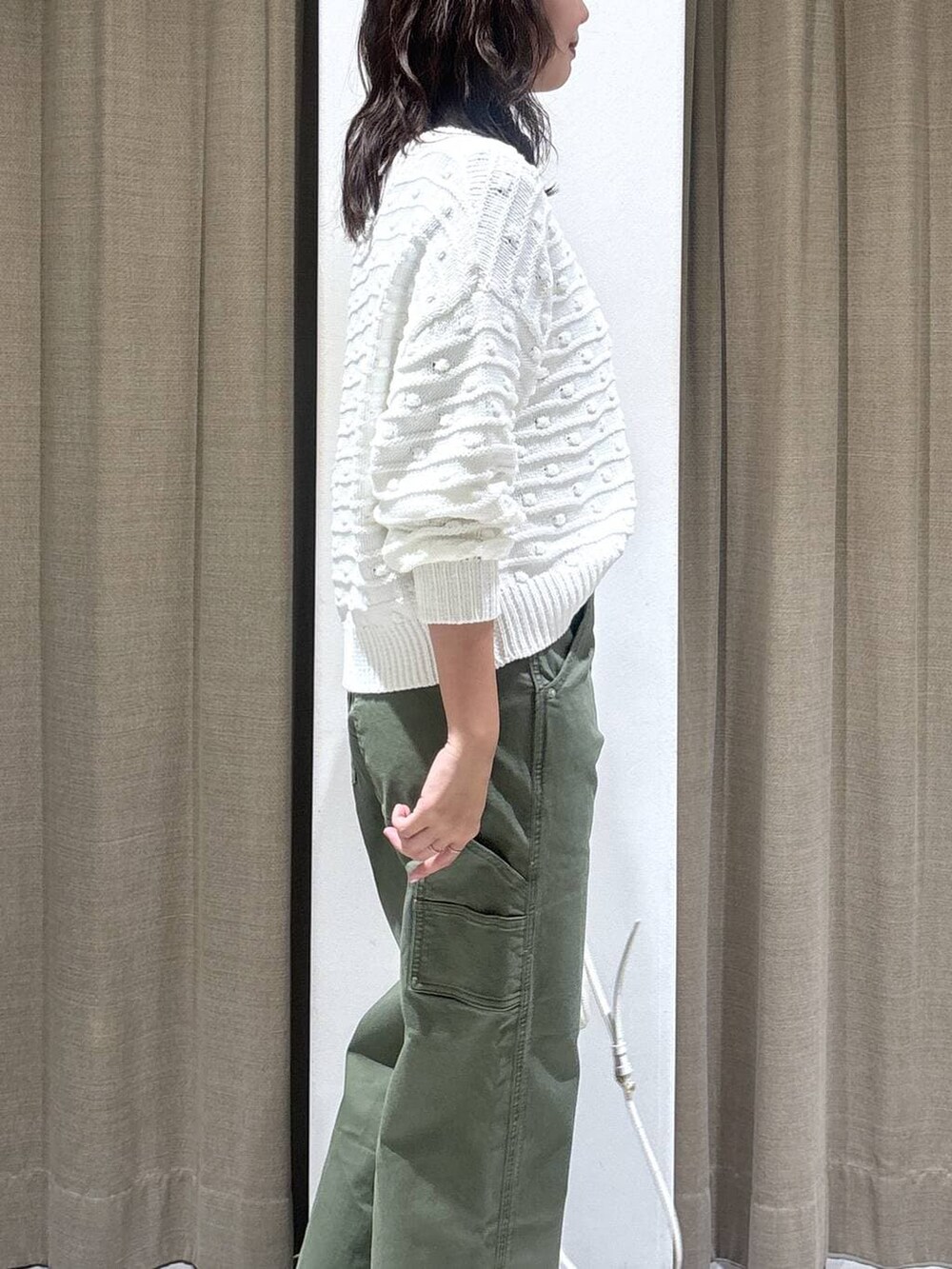 ホワイト系のニット/セーター、グリーン系のその他パンツ、ホワイト系のショルダーバッグを着用したレディースの冬コーディネートの6枚目の写真