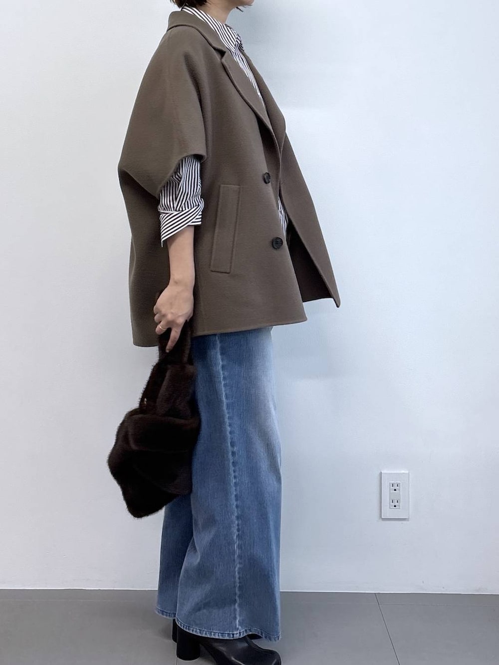 ベージュ系のシャツ/ブラウス、ベージュ系のその他アウター、ブルー系のデニムパンツを着用したレディースの秋コーディネートの4枚目の写真