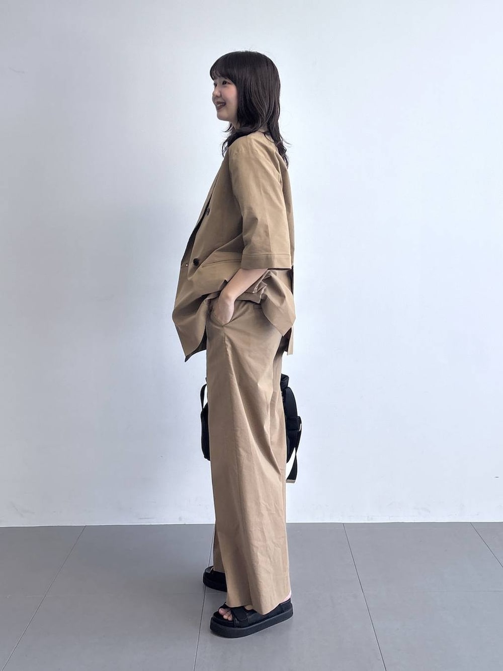 その他のショルダーバッグ、ベージュ系のその他パンツ、ベージュ系のテーラードジャケットを着用したレディースの春コーディネートの6枚目の写真