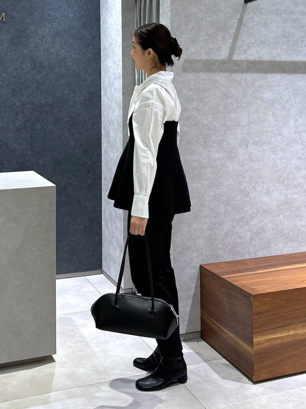 ブラック系のトートバッグ、ホワイト系のシャツ/ブラウス、ブラック系のその他パンツを着用したレディースの冬コーディネートの3枚目の写真