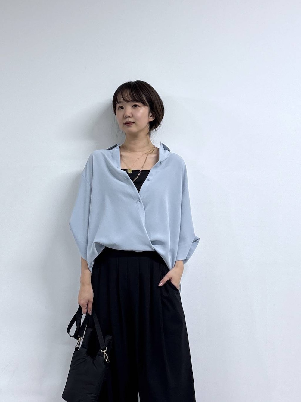 ブルー系のシャツ/ブラウス、ブラック系のその他パンツを着用したレディースの春コーディネートの2枚目の写真