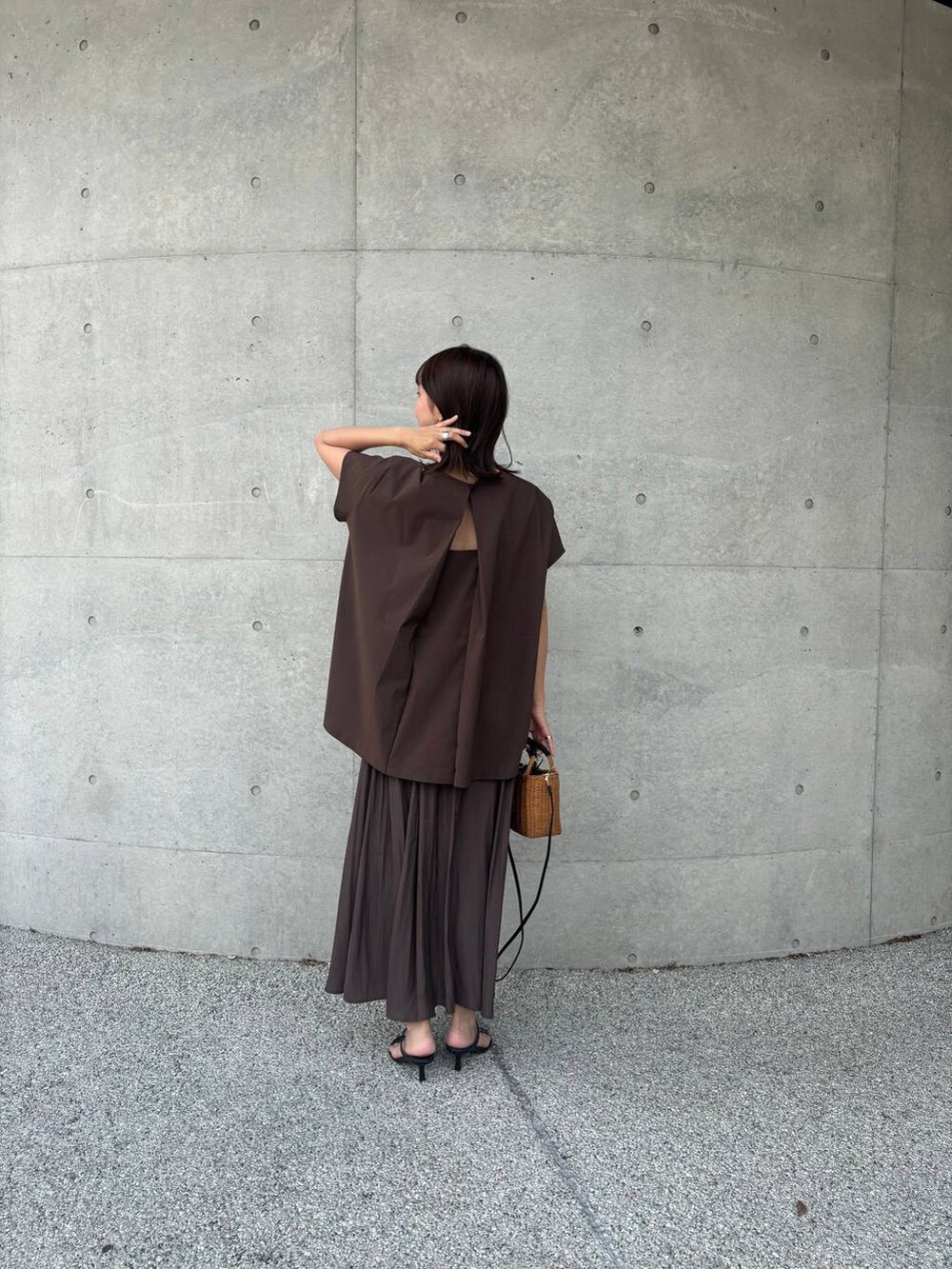 ブラック系のショルダーバッグ、ブラック系のサンダル、ブラウン系のスカートを着用したレディースの夏コーディネートの3枚目の写真