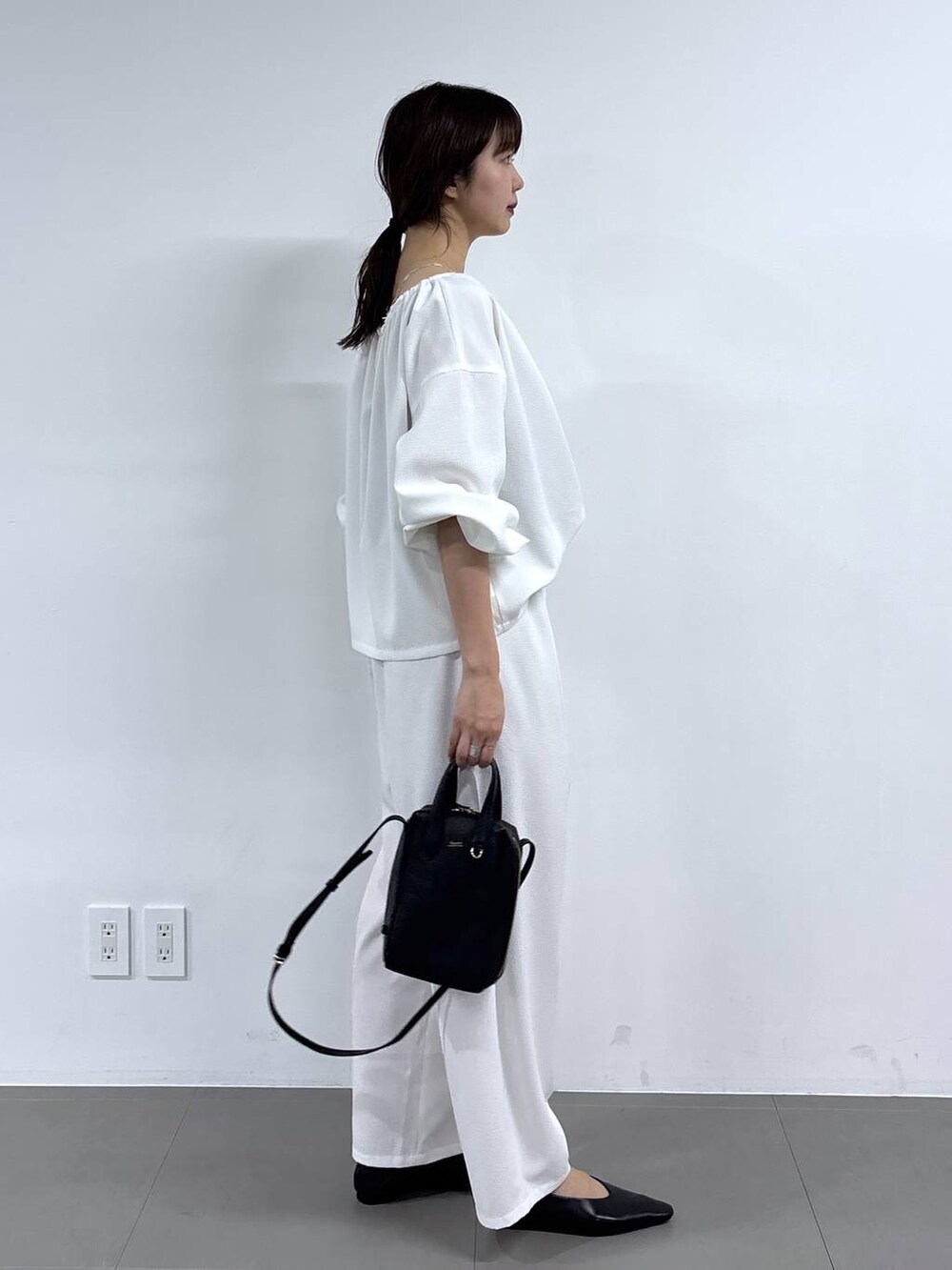 ホワイト系のシャツ/ブラウス、ホワイト系のその他パンツ、ブラック系のパンプスを着用したレディースの春コーディネートの4枚目の写真