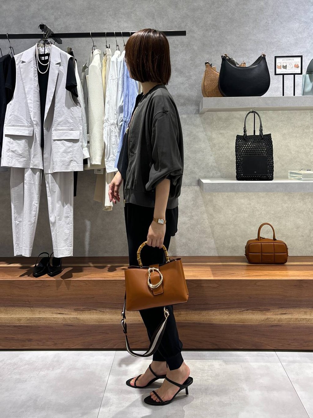 ブラック系のスリッポン、グレー系のブルゾン、ブラック系のTシャツ/カットソーを着用したレディースの春コーディネートの3枚目の写真