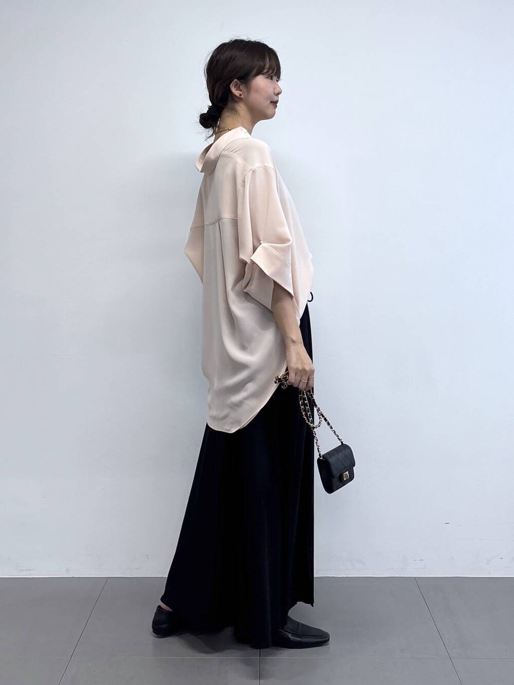 ピンク系のシャツ/ブラウス、ブラック系のローファー、ブラック系のショルダーバッグを着用したレディースの春コーディネートの5枚目の写真