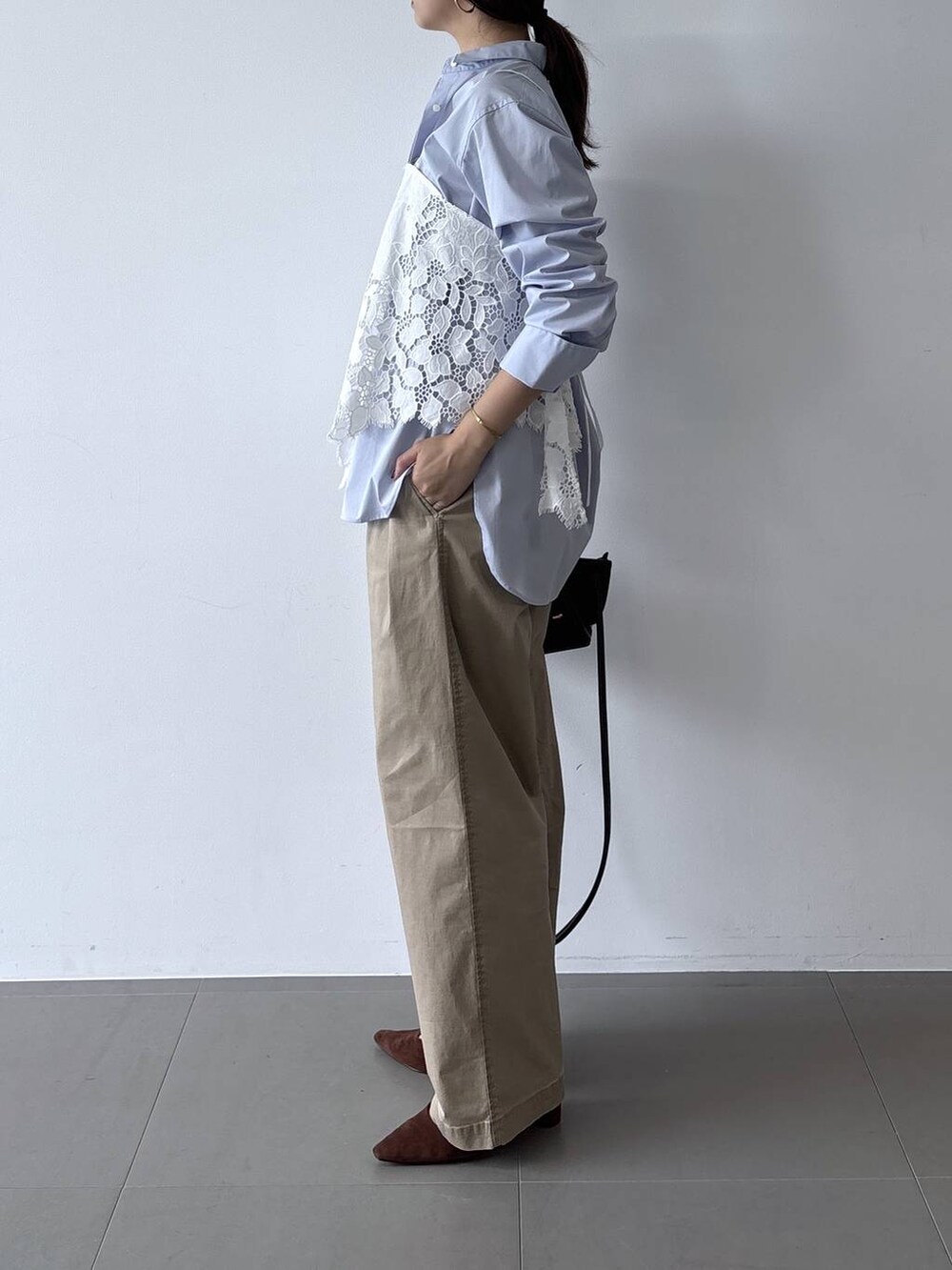 ブルー系のシャツ/ブラウス、ブラウン系のチノパンツ、ホワイト系のバンダナ/スカーフを着用したレディースの夏コーディネートの4枚目の写真
