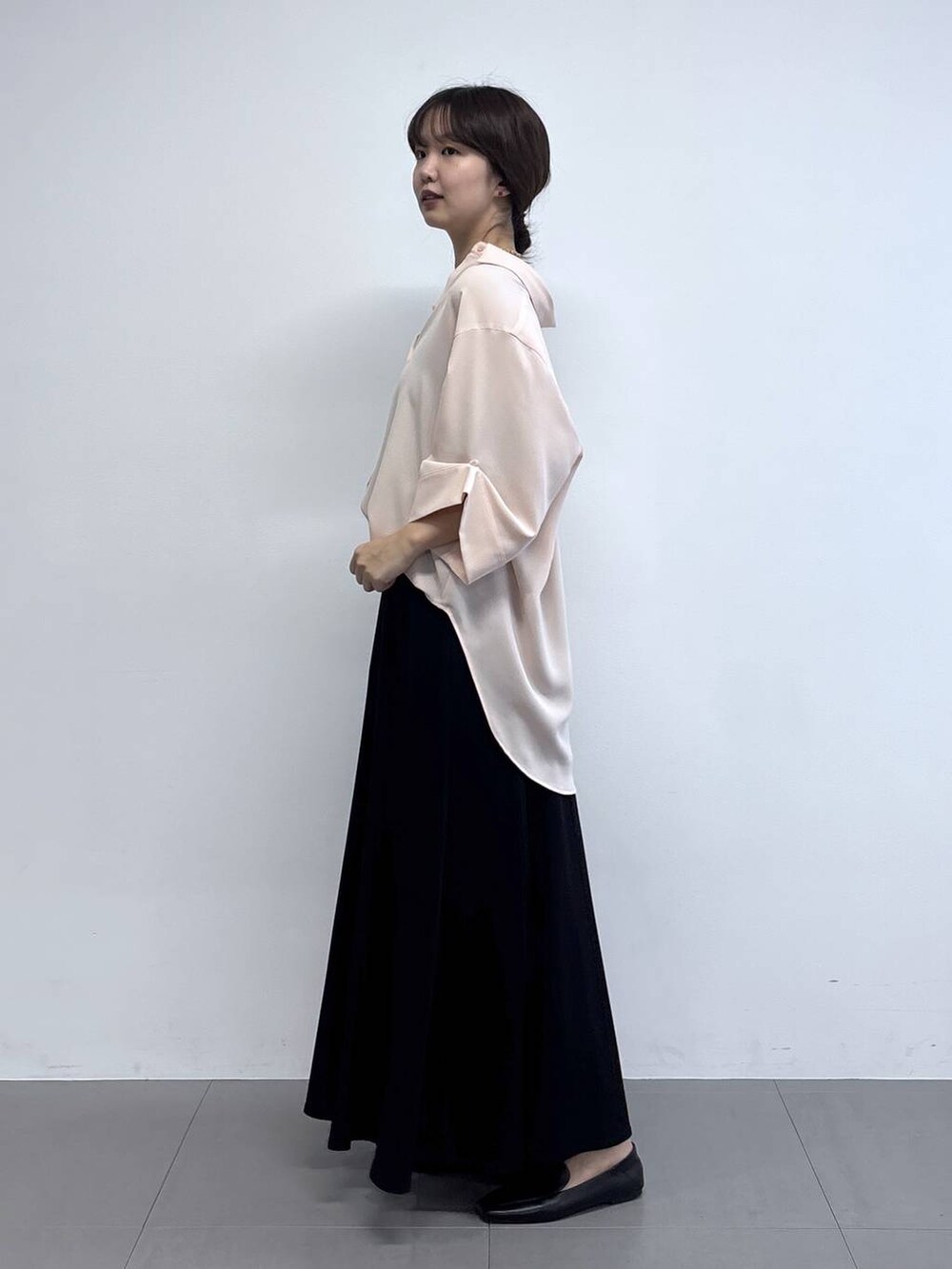 ピンク系のシャツ/ブラウス、ブラック系のローファー、ブラック系のショルダーバッグを着用したレディースの春コーディネートの2枚目の写真