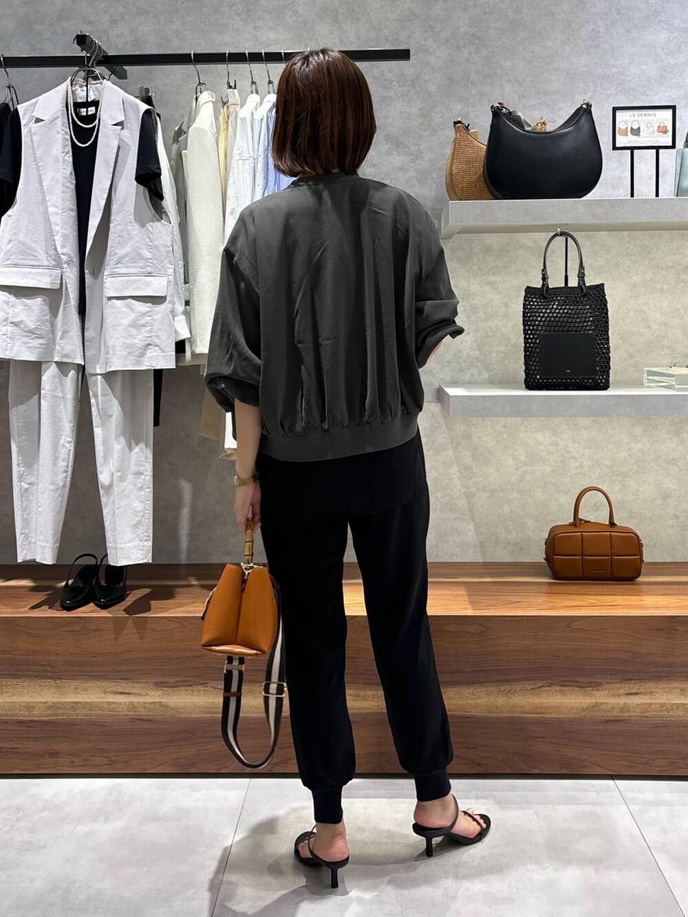 ブラック系のスリッポン、グレー系のブルゾン、ブラック系のTシャツ/カットソーを着用したレディースの春コーディネートの5枚目の写真