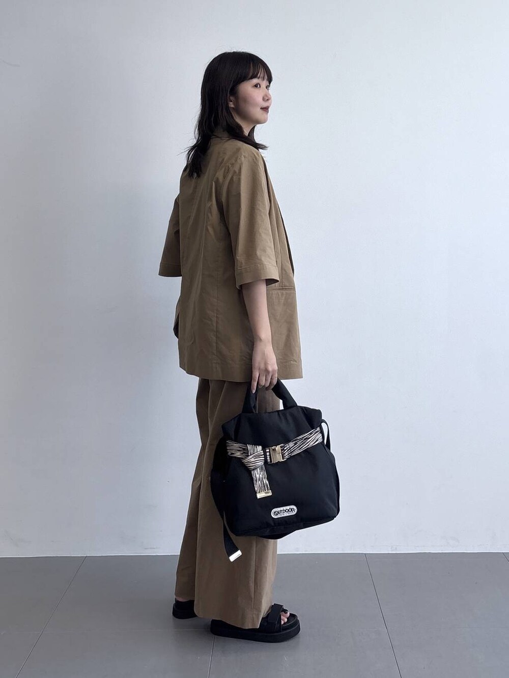 その他のショルダーバッグ、ベージュ系のその他パンツ、ベージュ系のテーラードジャケットを着用したレディースの春コーディネートの4枚目の写真