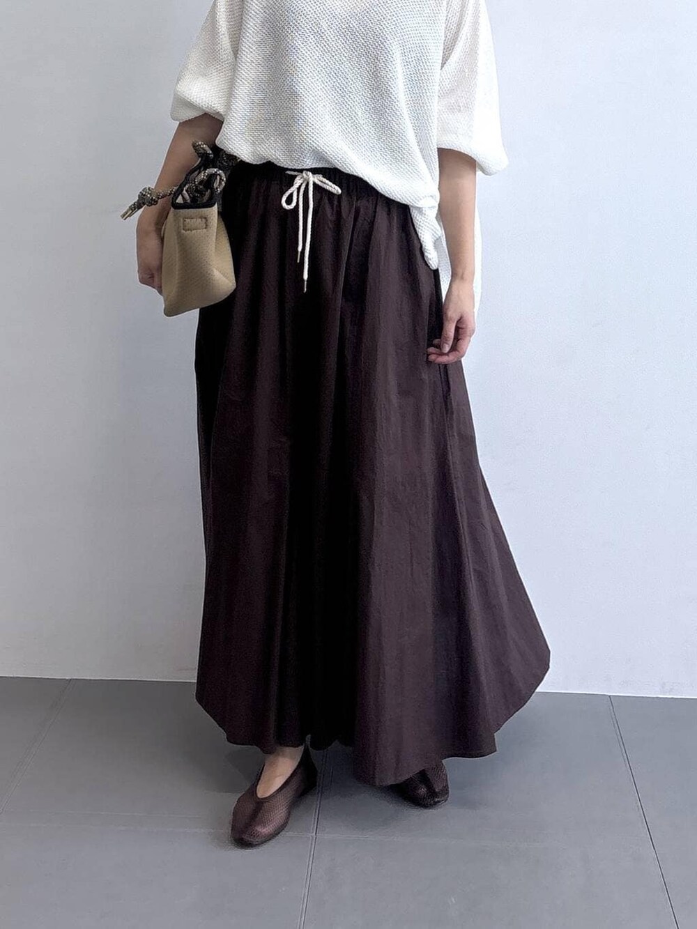 ブラウン系のトートバッグを着用したレディースの冬コーディネートの5枚目の写真