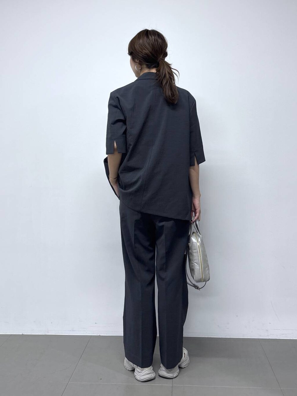 シルバー系のショルダーバッグ、グレー系のサンダル、ブルー系のTシャツ/カットソーを着用したレディースの春コーディネートの4枚目の写真
