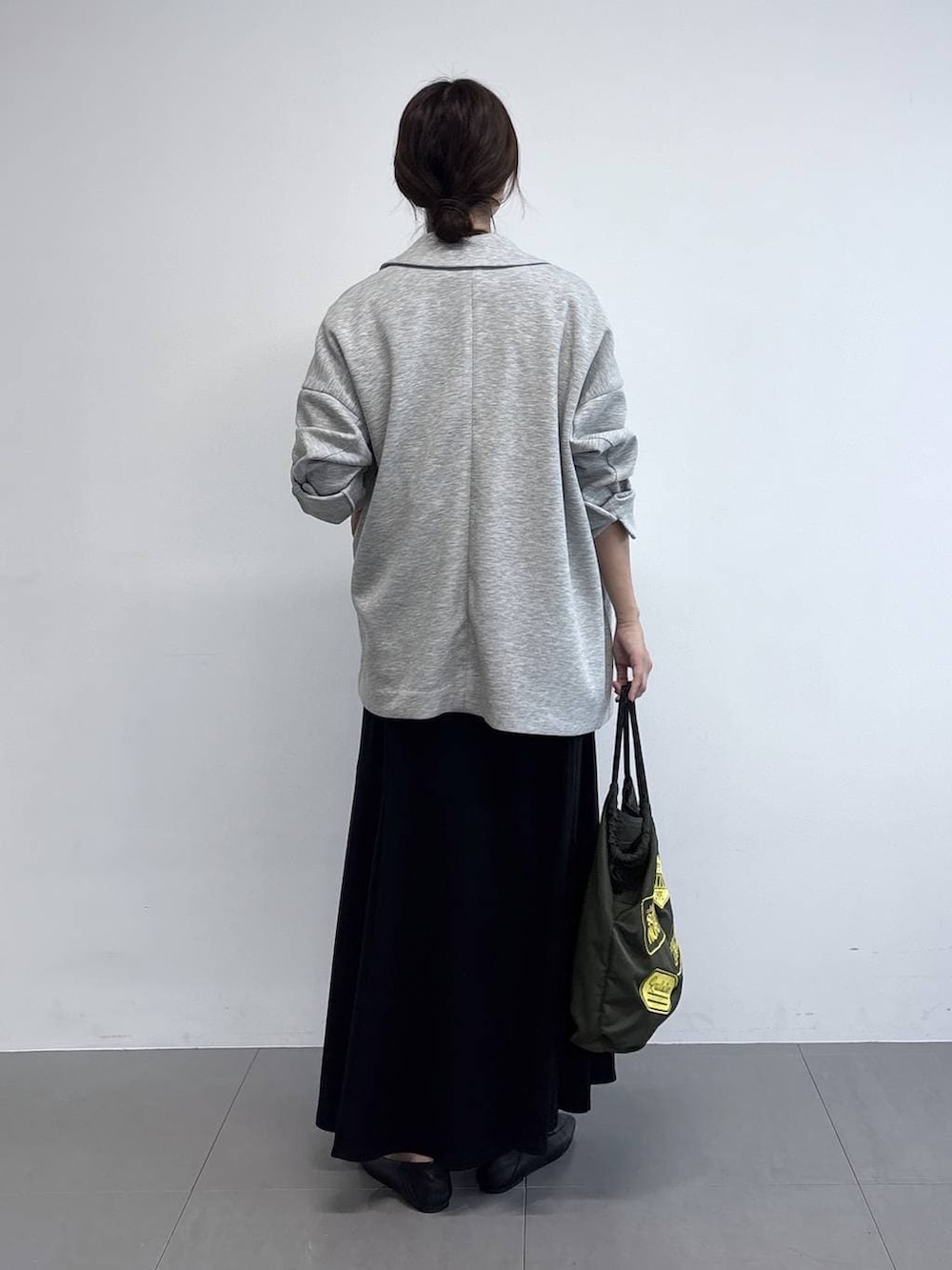 ホワイト系のTシャツ/カットソー、ブラック系のローファー、グレー系のテーラードジャケットを着用したレディースの春コーディネートの4枚目の写真