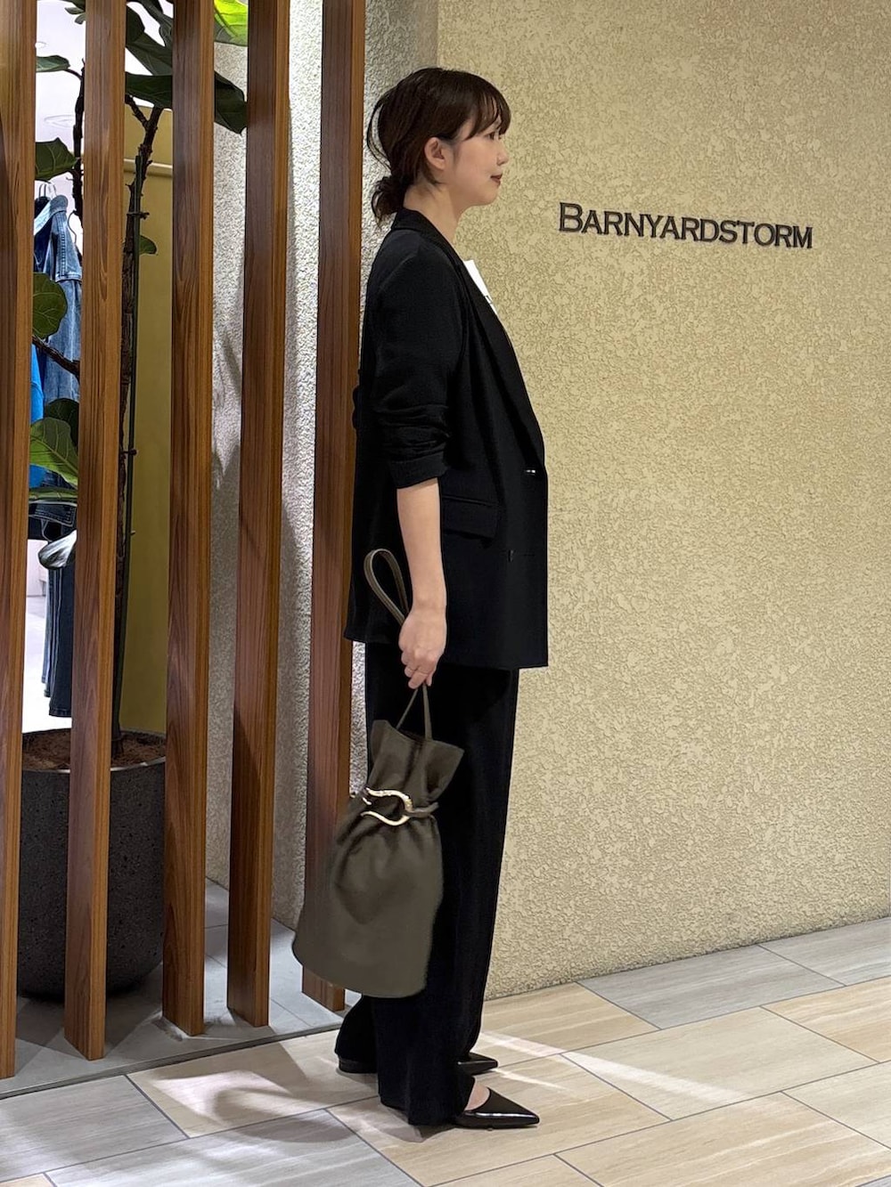 ブラック系のスラックス、ブラック系のテーラードジャケット、ホワイト系のTシャツ/カットソーを着用したレディースの冬コーディネートの6枚目の写真