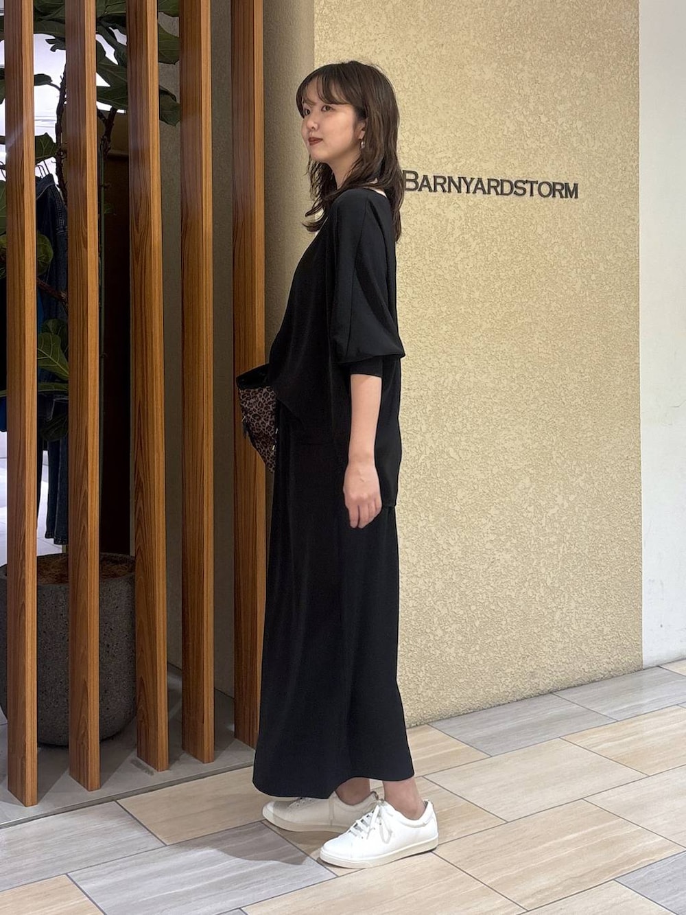 その他のトートバッグ、ブラック系のスカート、ブラック系のTシャツ/カットソーを着用したレディースの冬コーディネートの2枚目の写真