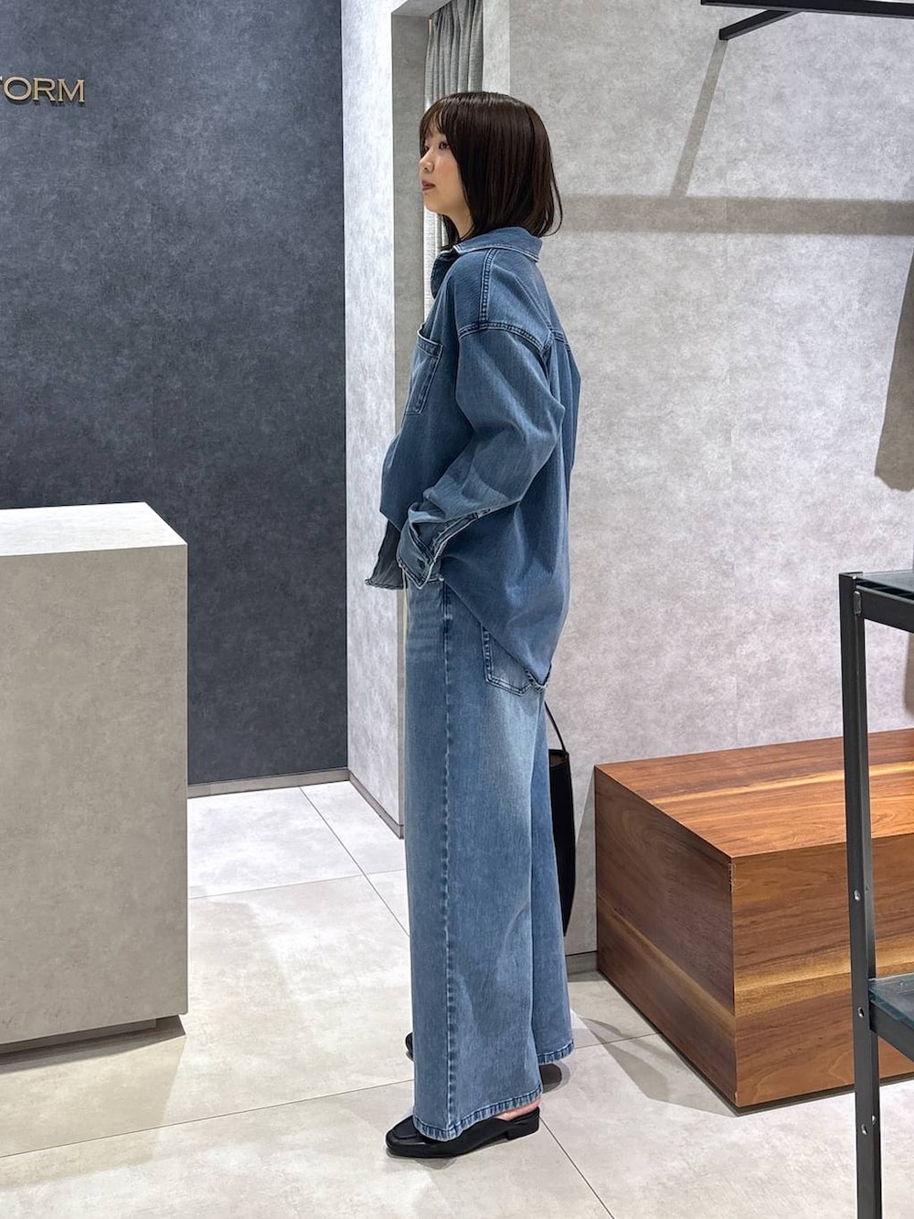 ブルー系のシャツ/ブラウス、ブルー系のデニムパンツ、ブラック系のローファーを着用したレディースの春コーディネートの3枚目の写真