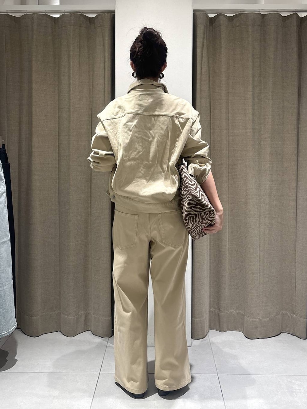 その他のトートバッグ、ベージュ系のデニムパンツ、ベージュ系のデニムジャケットを着用したレディースの冬コーディネートの3枚目の写真