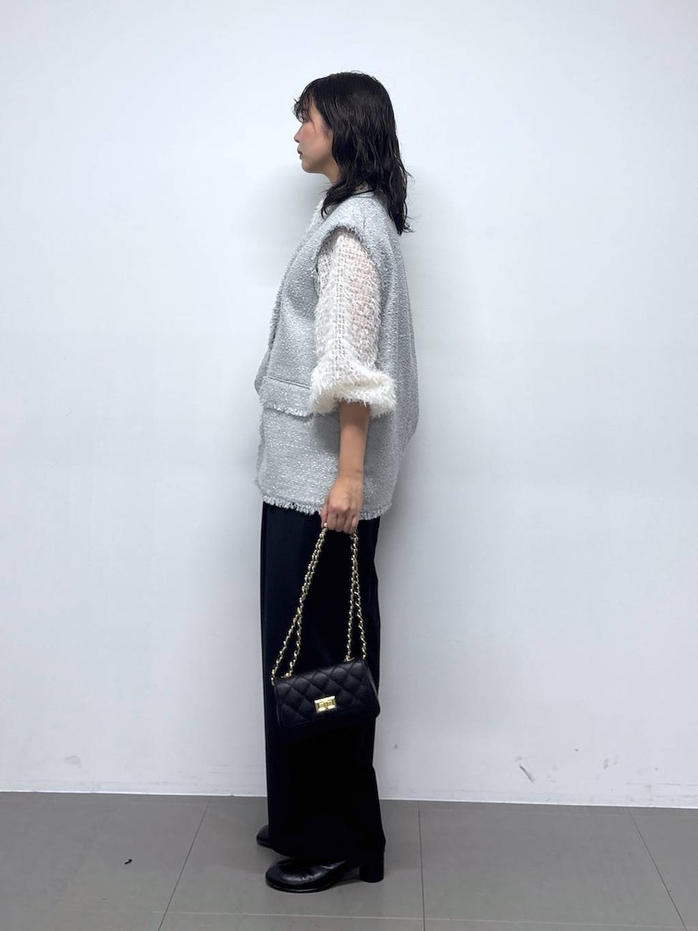 ホワイト系のシャツ/ブラウス、グレー系のその他アウター、ブラック系のショルダーバッグを着用したレディースの冬コーディネートの4枚目の写真