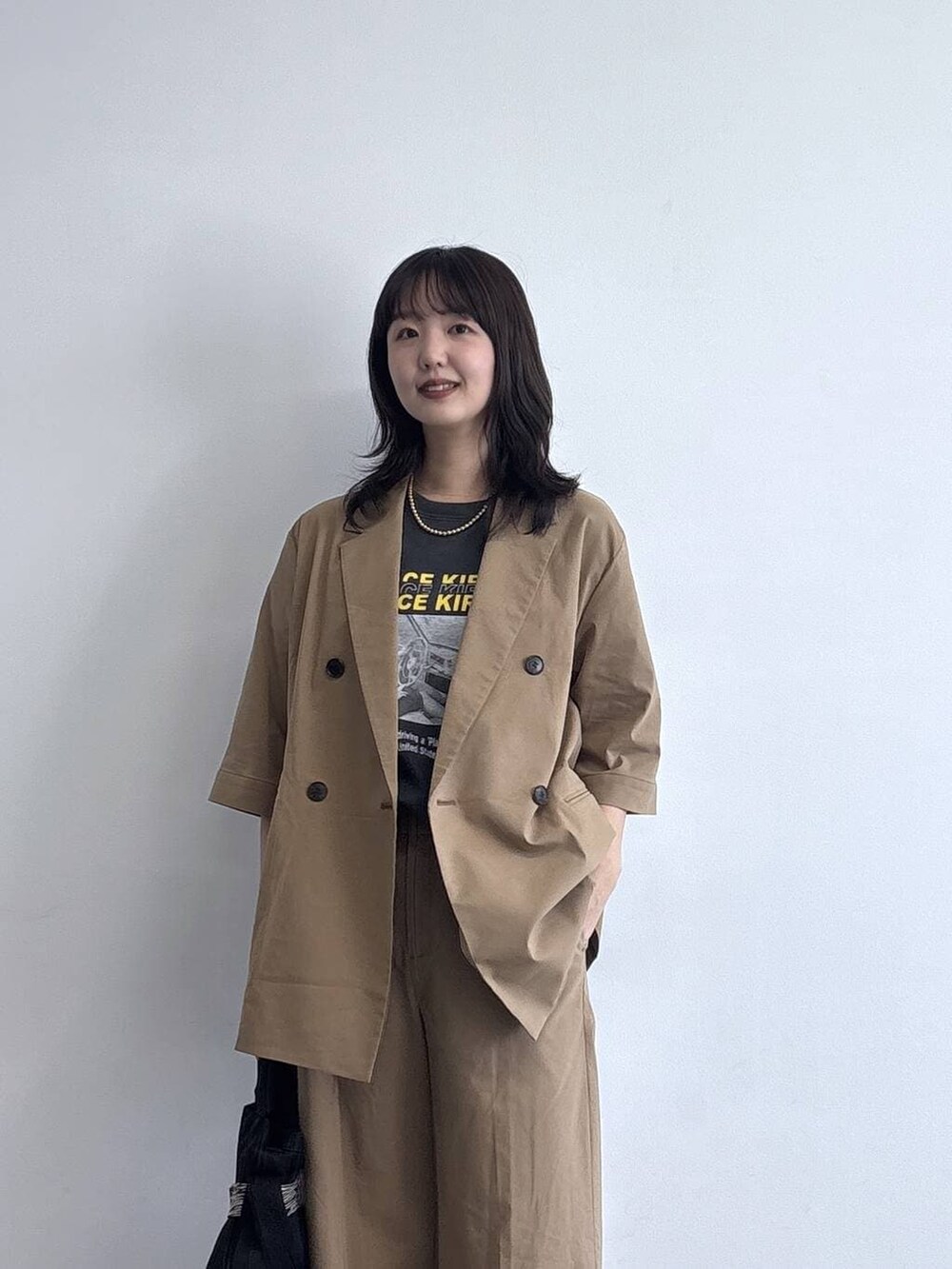 その他のショルダーバッグ、ベージュ系のその他パンツ、ベージュ系のテーラードジャケットを着用したレディースの春コーディネートの2枚目の写真