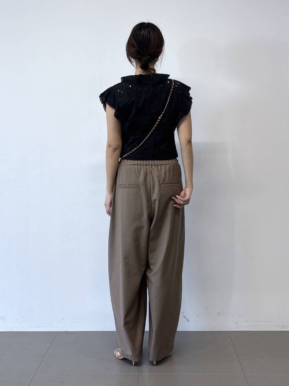 ベージュ系のその他パンツを着用したレディースの冬コーディネートの5枚目の写真