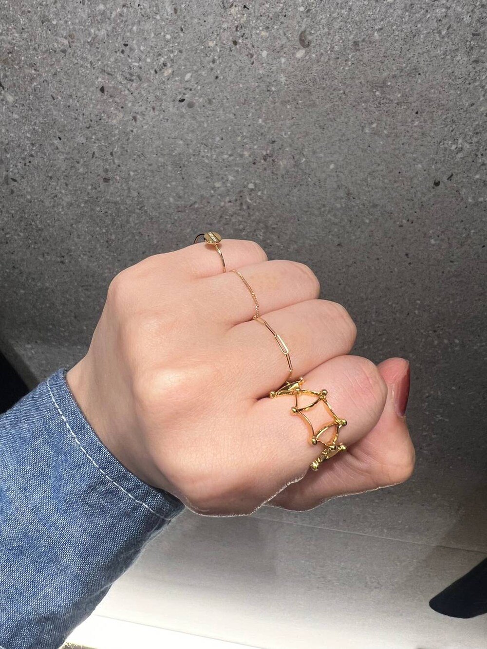 ゴールド系のリング、ゴールド系のリング、ゴールド系のリングを着用したレディースの冬コーディネートの4枚目の写真