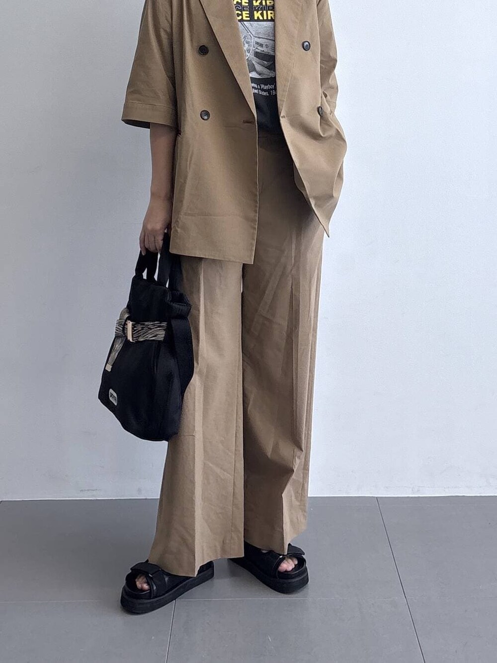 その他のショルダーバッグ、ベージュ系のその他パンツ、ベージュ系のテーラードジャケットを着用したレディースの春コーディネートの3枚目の写真