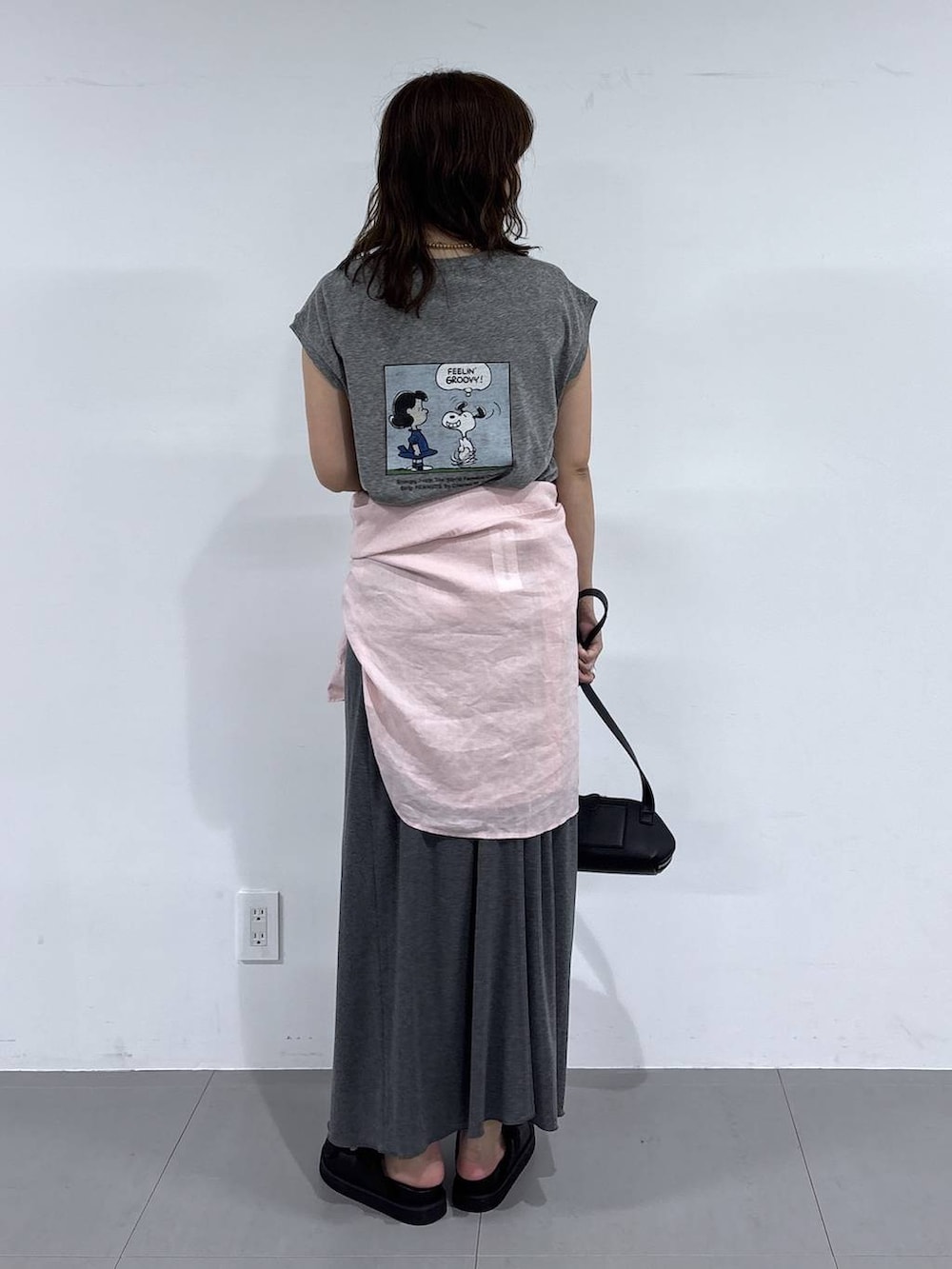 ブラック系のショルダーバッグ、ピンク系のシャツ/ブラウス、ブラック系のサンダルを着用したレディースの春コーディネートの5枚目の写真