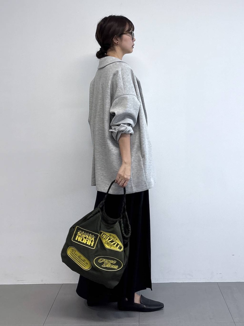 ホワイト系のTシャツ/カットソー、ブラック系のローファー、グレー系のテーラードジャケットを着用したレディースの春コーディネートの5枚目の写真