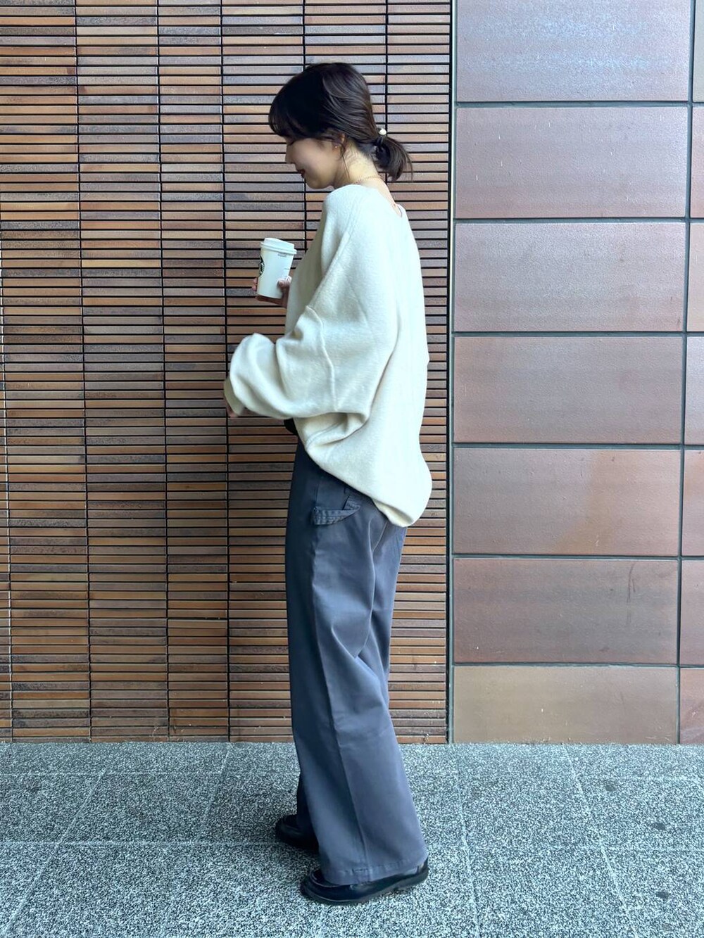 ブラック系のボストンバッグ、ホワイト系のニット/セーター、グレー系のその他パンツを着用したレディースの冬コーディネートの3枚目の写真