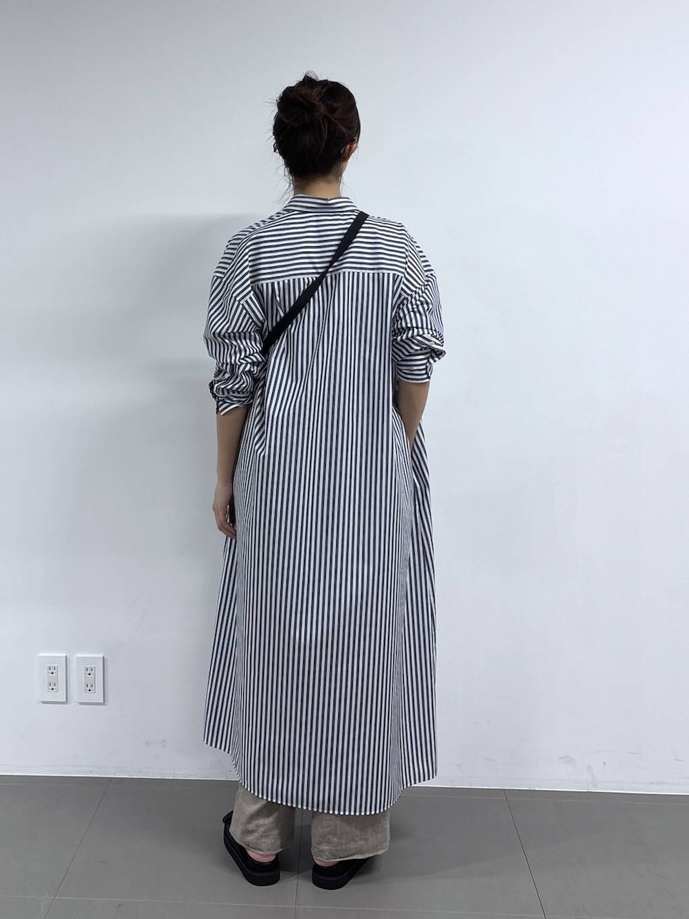 ベージュ系のその他パンツ、ブルー系のワンピース、ブラック系のサンダルを着用したレディースの春コーディネートの5枚目の写真